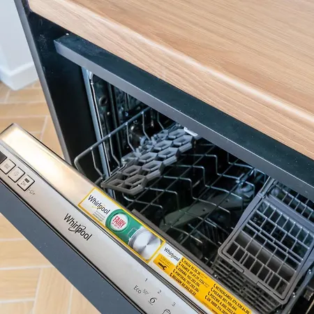 New Flat With Free Underground Parking And Air Conditioning